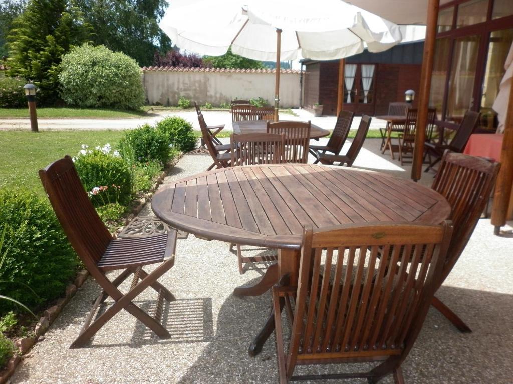 Auberge Des Chanoines Aigueperse  Экстерьер фото